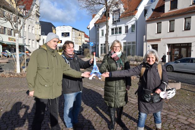 Übergabe des Eiffelturms an die Bundestagsabgeordnete Christiane Schenderlein